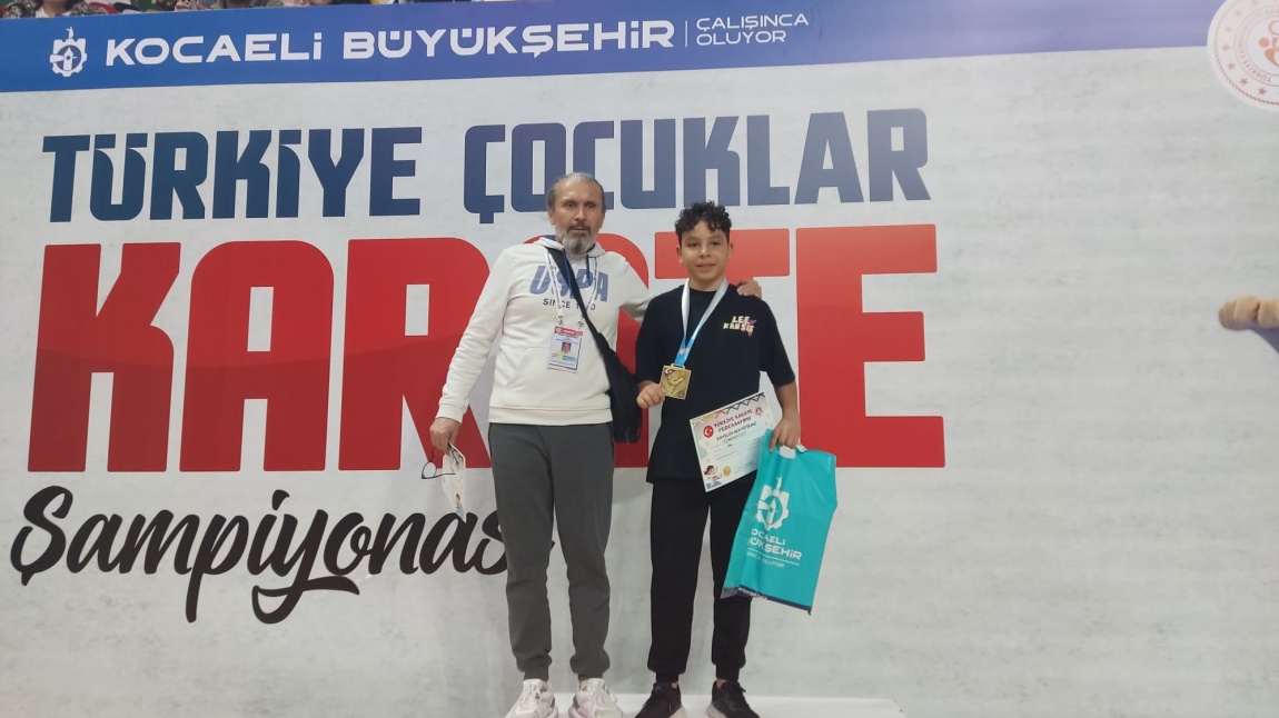 Kocaeli ilinde yapılan karete şampiyonasında sporcumuz Süleyman Berat Özçelik  50 kg da Türkiye 1. olmuştur. Milli takıma seçilerek Balkan Çocuklar Karete şampiyonasında ülkemizi temsil edecektir. 
