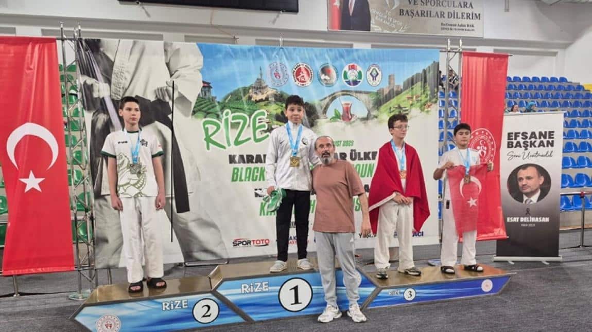 Rize de düzenlenen Karadeniz ve Hazar ülkeleri uluslararası karate şampiyonasında sporcumuz Süleyman Berat Özçelik 12/13 yaş gurubunda 55 kg 1. olmuştur